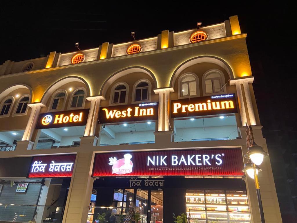 Hotel West Inn Premium Kharar Екстер'єр фото