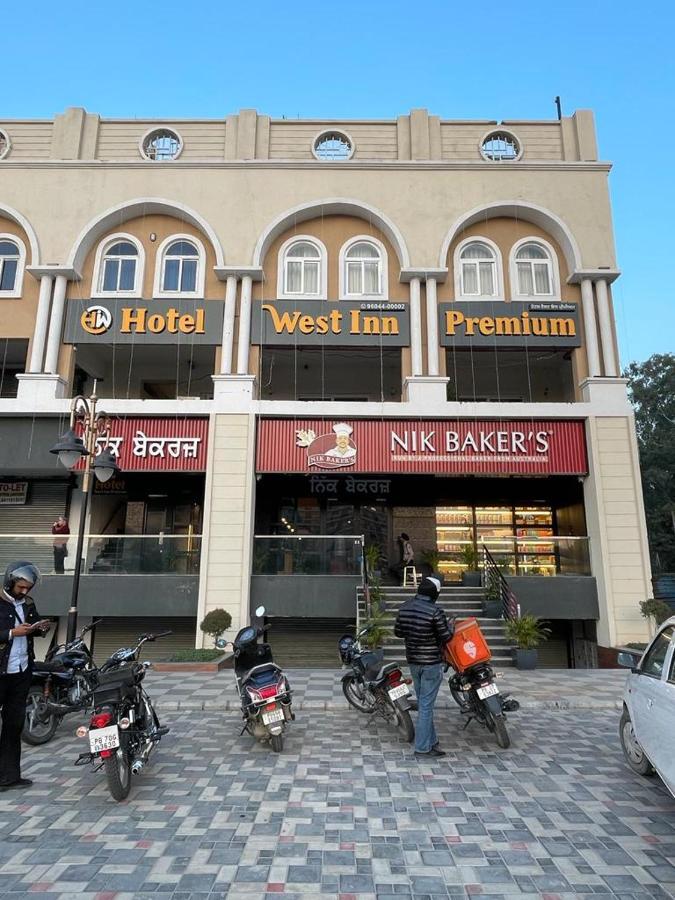 Hotel West Inn Premium Kharar Екстер'єр фото