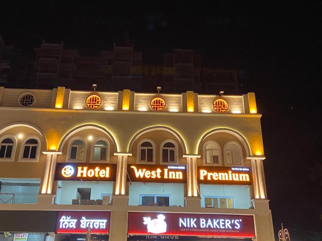 Hotel West Inn Premium Kharar Екстер'єр фото