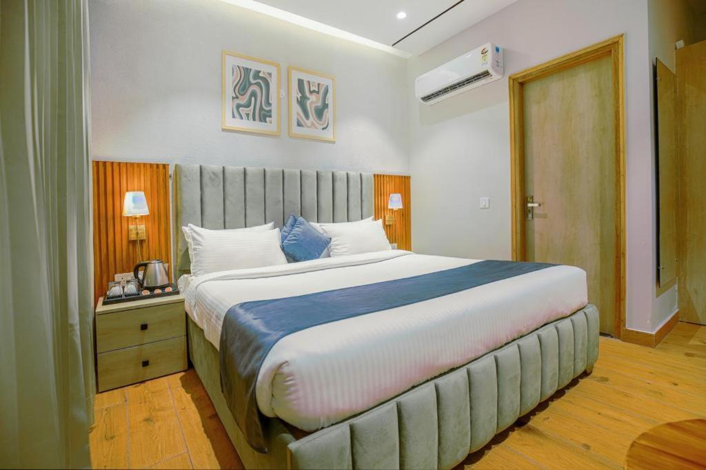 Hotel West Inn Premium Kharar Екстер'єр фото