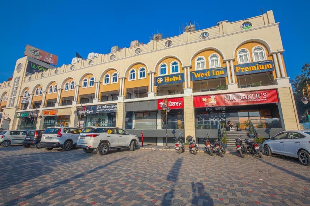 Hotel West Inn Premium Kharar Екстер'єр фото